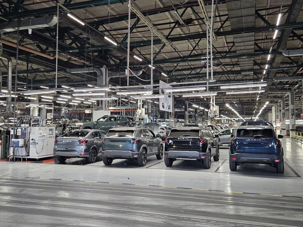 Producția la uzina Dacia din Mioveni va fi redusă semnificativ începând cu anul 2026, înregistrându-se astfel o schimbare majoră după mai bine de două decenii de creștere și stabilitate