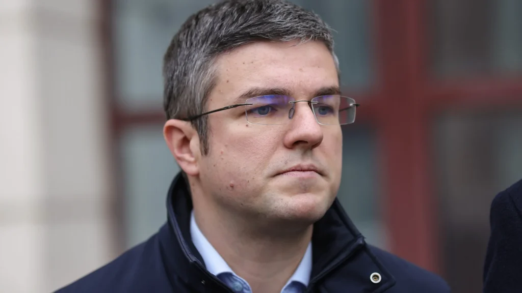 Guvernul condus de Ovidiu Bolojan a aprobat o măsură importantă menită să sprijine mii de angajați aflați în dificultate la companiile Liberty Galați și Damen Mangalia, asigurând, cel puțin temporar, plata salariilor restante