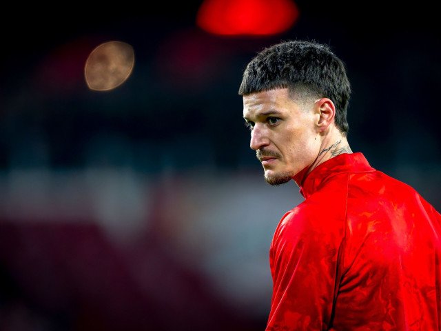 Dennis Man, vedeta echipei PSV Eindhoven, trăiește momente de incertitudine înaintea unui meci crucial în care formația olandeză are șansa de a scrie istorie