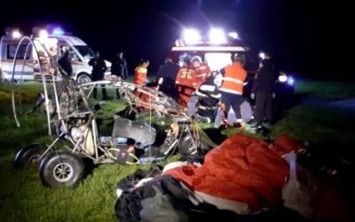 Două persoane au pierdut viața duminică seară într-un accident fericit neobișnuit, după prăbușirea unei parapante cu motor în zona Olosig din județul Bihor