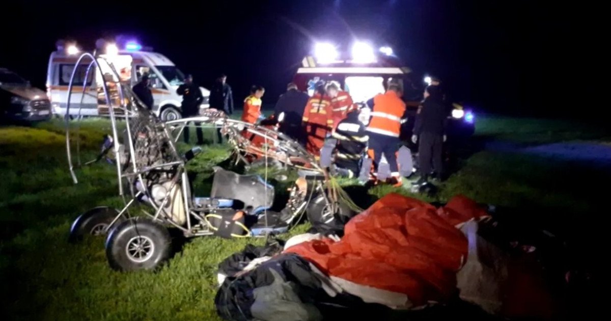 Două persoane au pierdut viața duminică seară într-un accident fericit neobișnuit, după prăbușirea unei parapante cu motor în zona Olosig din județul Bihor