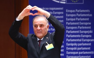 Europa preferează ochii închiși atunci când vine vorba de regresul democratic din Turcia, justificându-și această poziție prin interesele strategice în energie și securitate Turcia se află într-o perioadă de clară deteriorare a mediului democratic, însă Uniunea Europeană pare să își urmărească propriile interese economice și militare, ignorând, cel puțin pentru moment, semnalele alarmante provenite din Ankara