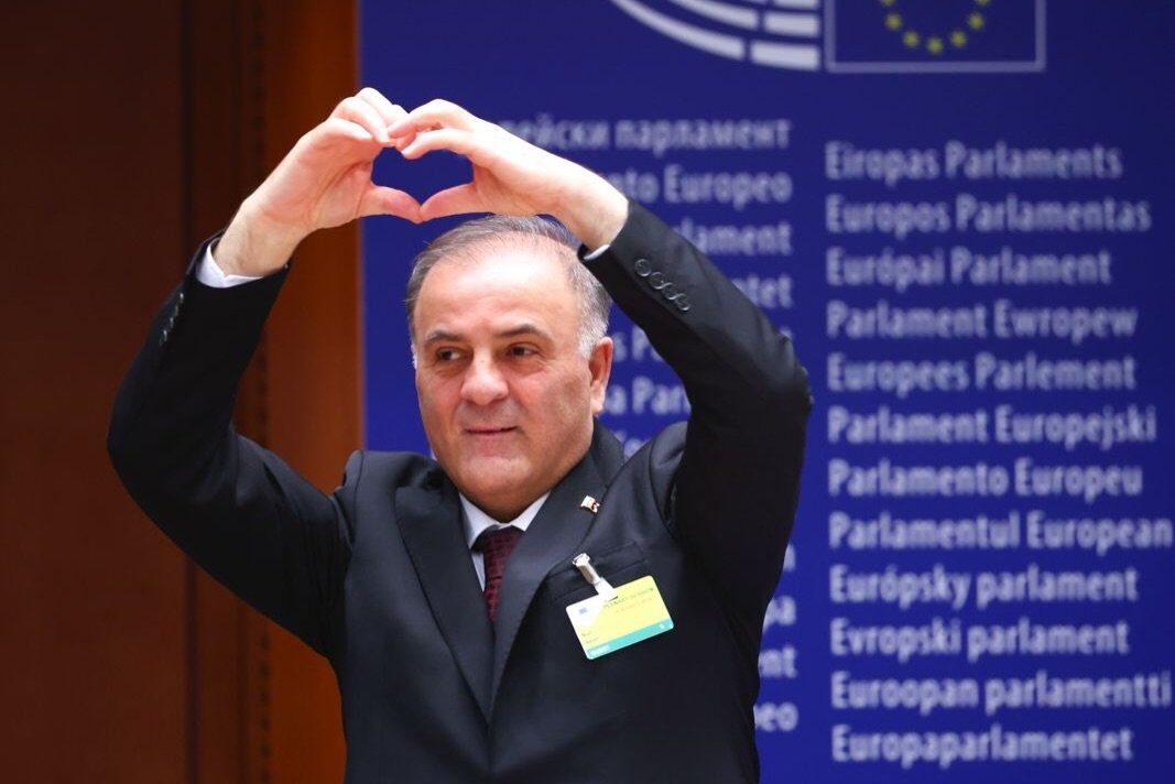 Europa preferează ochii închiși atunci când vine vorba de regresul democratic din Turcia, justificându-și această poziție prin interesele strategice în energie și securitate Turcia se află într-o perioadă de clară deteriorare a mediului democratic, însă Uniunea Europeană pare să își urmărească propriile interese economice și militare, ignorând, cel puțin pentru moment, semnalele alarmante provenite din Ankara