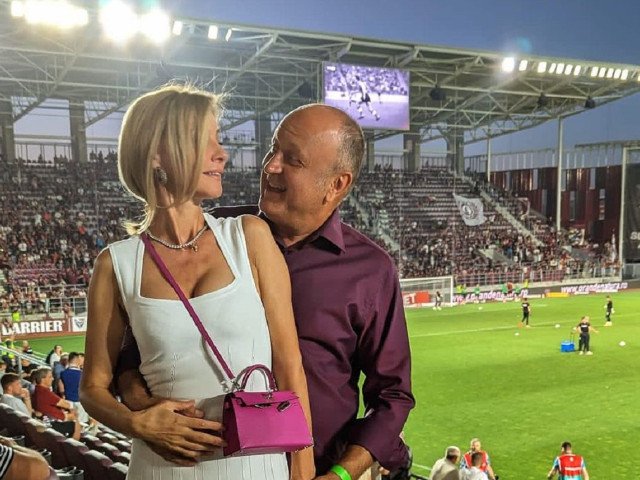 Diana Șucu, despre dezamăgirea trăită în urma unui jucător de la Rapid: “Arăta ca o focă!” Discuțiile despre performanțele echipelor din campionatul românesc captează adesea atenția suporterilor și a pasionaților de fotbal, dar uneori se ridică și întrebări despre modul în care critica sau așteptările sunt exprimate de către oamenii din spatele scenei