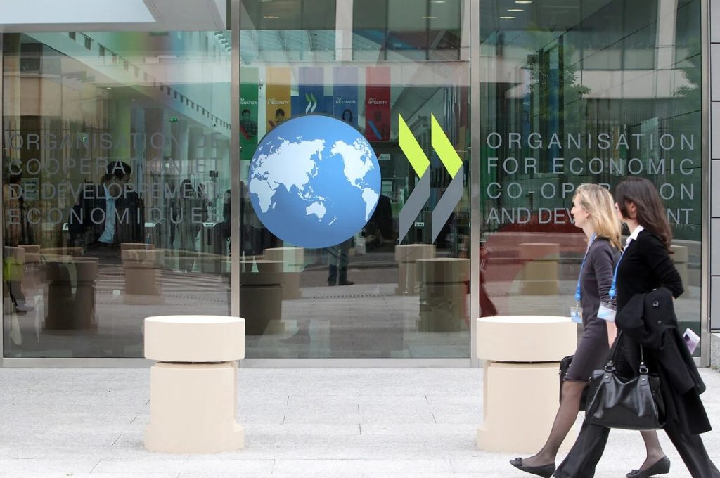 România în pragul unui nou impuls de creștere economică, dar cu provocări majore în sfera fiscală și a competitivității România a traversat ultimele două decenii o perioadă de creștere economică remarcabilă, înregistrând progrese în nivelul de venituri și productivitate care s-au apropiat vertiginos de mediile OECD