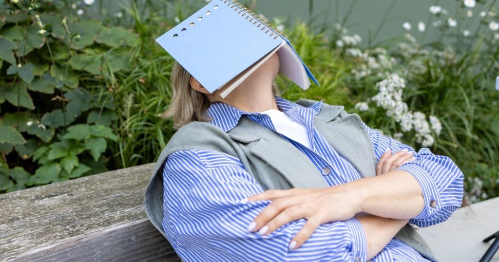 Primăvara aduce verdeață și zile mai lungi, însă pentru mulți dintre noi, această perioadă de tranziție poate însemna, de asemenea, o senzație de epuizare și iritabilitate