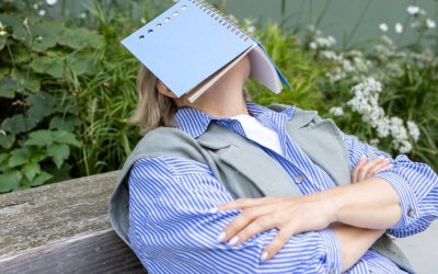 Primăvara aduce verdeață și zile mai lungi, însă pentru mulți dintre noi, această perioadă de tranziție poate însemna, de asemenea, o senzație de epuizare și iritabilitate