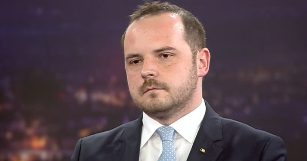 Medicii angajați la stat, trași pe sfoară de interesele private: problema sistemului sanitar românesc continuă să sfârșească în impas Fenomenul medicilor care își exercită activitatea atât în sistemul public, cât și în cel privat, reprezintă de mulți ani o sursă de controverse și nemulțumiri în rândul pacienților și a cetățenilor contribuabili