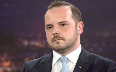 Medicii angajați la stat, trași pe sfoară de interesele private: problema sistemului sanitar românesc continuă să sfârșească în impas Fenomenul medicilor care își exercită activitatea atât în sistemul public, cât și în cel privat, reprezintă de mulți ani o sursă de controverse și nemulțumiri în rândul pacienților și a cetățenilor contribuabili