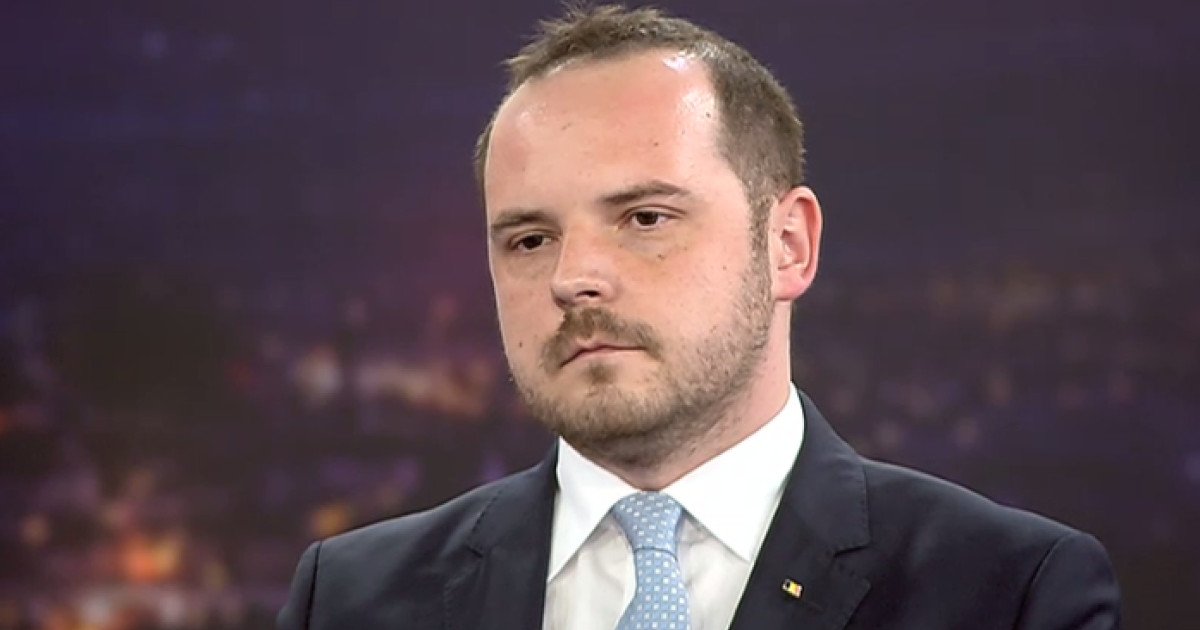 Medicii angajați la stat, trași pe sfoară de interesele private: problema sistemului sanitar românesc continuă să sfârșească în impas Fenomenul medicilor care își exercită activitatea atât în sistemul public, cât și în cel privat, reprezintă de mulți ani o sursă de controverse și nemulțumiri în rândul pacienților și a cetățenilor contribuabili