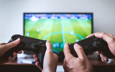 PlayStation: de la eșec la legendă mondială a industriei gamingului Ce s-a întâmplat dacă cineva ți-ar fi spus, în anii ’90, că o mică companie japoneză va revoluționa complet lumea jocurilor video, depășind toate așteptările și impunând un standard diferit? Răspunsul trebuie să includă povestea PlayStation, un simbol al inovației și adaptabilității, care a transformat un proiect aparent ratat într-un imperiu global