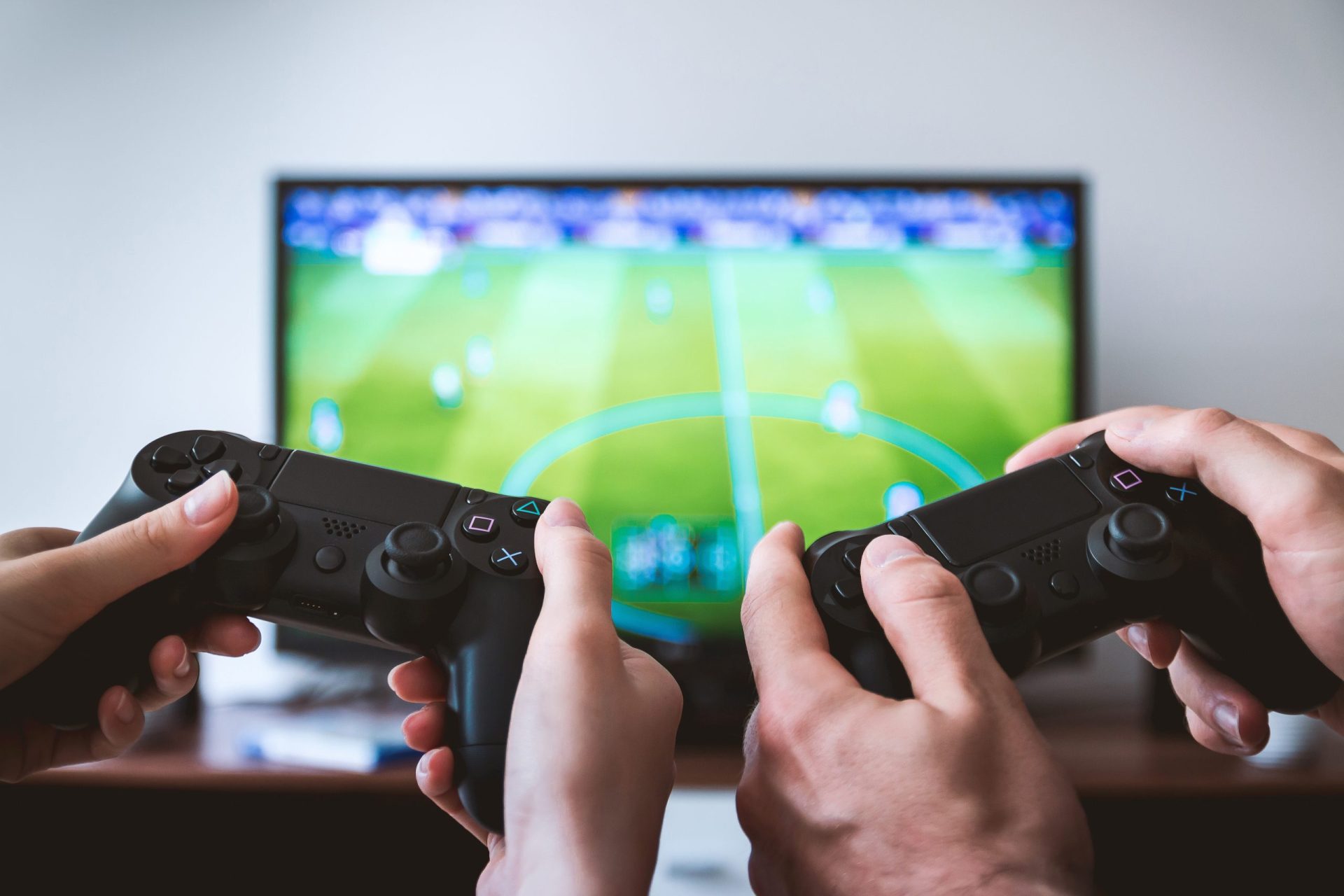 PlayStation: de la eșec la legendă mondială a industriei gamingului Ce s-a întâmplat dacă cineva ți-ar fi spus, în anii ’90, că o mică companie japoneză va revoluționa complet lumea jocurilor video, depășind toate așteptările și impunând un standard diferit? Răspunsul trebuie să includă povestea PlayStation, un simbol al inovației și adaptabilității, care a transformat un proiect aparent ratat într-un imperiu global