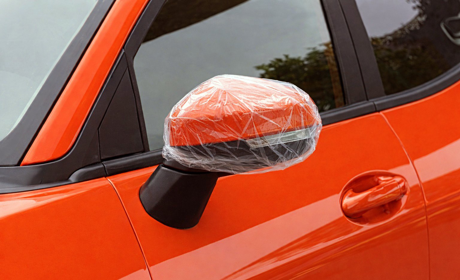 De ce păsările loveasc oglinda mașinii? O problemă sezonieră, dar tot mai frecventă printre șoferi, care își vede oglinzile laterale devenind câmp de luptă pentru păsările din apropiere