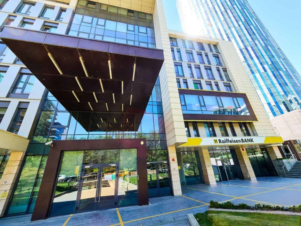 Raiffeisen Bank International se pregătește să devină unul dintre cei mai mari jucători bancari din România, urmând să finalizeze o tranzacție de amploare care îi va multiplica prezența pe piața locală