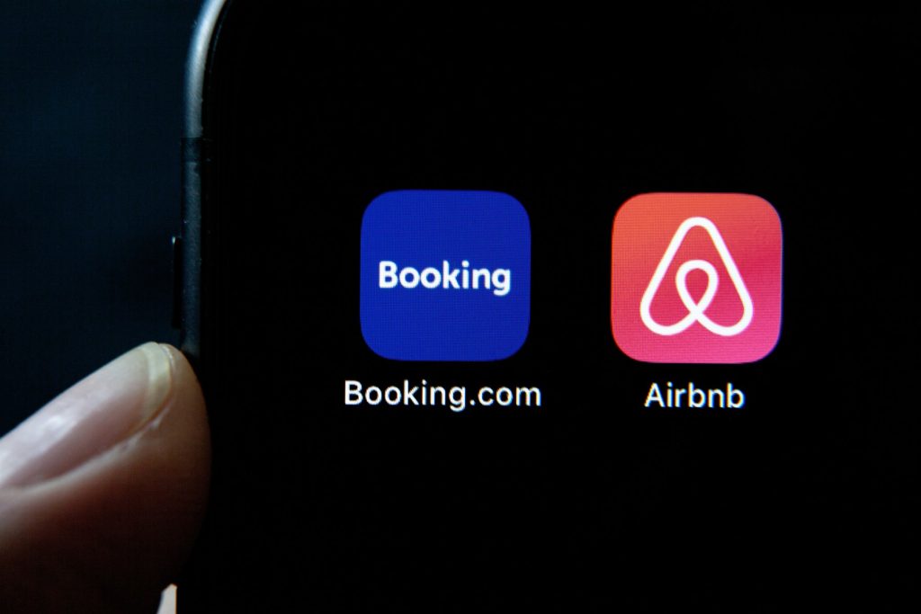 Noile reguli pentru închirierile pe platforme precum Airbnb și Booking aduc o schimbare semnificativă în modul în care aceste servicii operaționează, punând accent pe transparență și legalitate