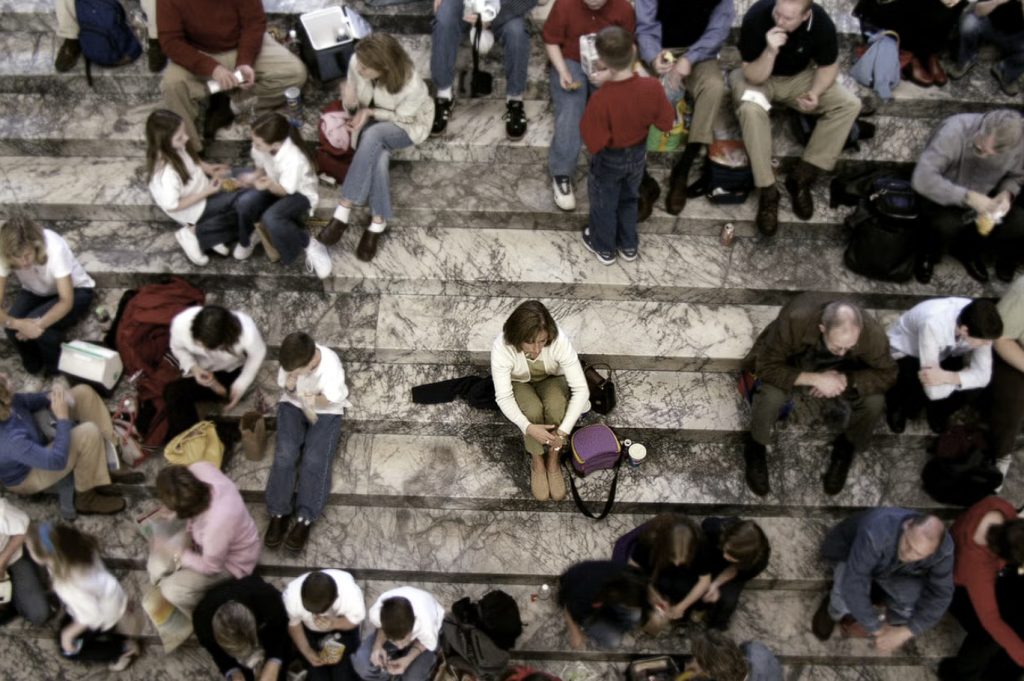 Cum se transformă prietenia într-un serviciu plătit: când conexiunea umană devine o afacere Într-o societate în care conexiunile sociale tradiționale par să se dilueze, apare o nouă industrie: cea a facilitării prieteniilor plătite