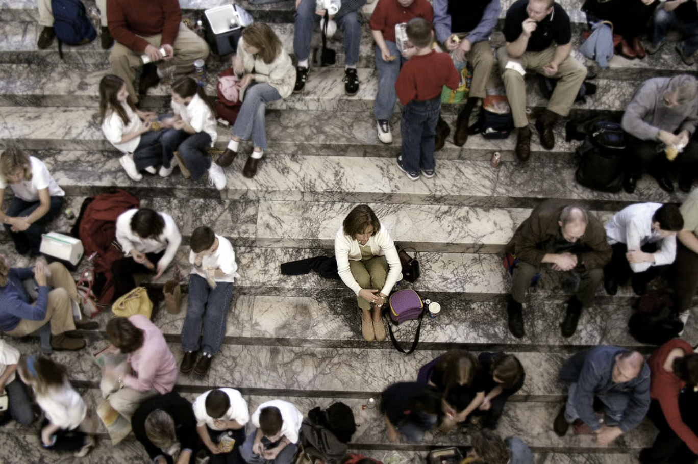 Cum se transformă prietenia într-un serviciu plătit: când conexiunea umană devine o afacere Într-o societate în care conexiunile sociale tradiționale par să se dilueze, apare o nouă industrie: cea a facilitării prieteniilor plătite