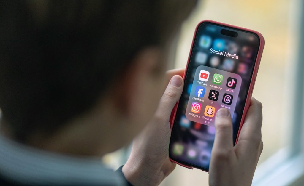 România se pregătește pentru o reformă majoră în combaterea materialelor cu conținut sexual asupra minorilor Un nou proiect legislativ, care vizează actualizarea și întărirea măsurilor împotriva abuzurilor sexuale asupra minorilor în mediul online, se află în primă fază de dezbatere la nivel parlamentar