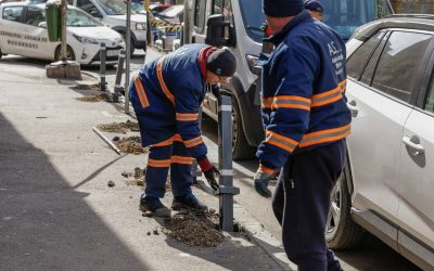 Primăria Capitalei intensifică măsurile de siguranță în centrul Bucureștiului: stâlpișori nou generație pentru protecția pietonilor După mai mulți ani în care trotuarele din zona emblematică a Sălii Palatului au fost martorii unor incidente din cauza accesului neautorizat al mașinilor, administrația locală pare să fi luat în sfârșit măsuri concrete pentru remedierea situației
