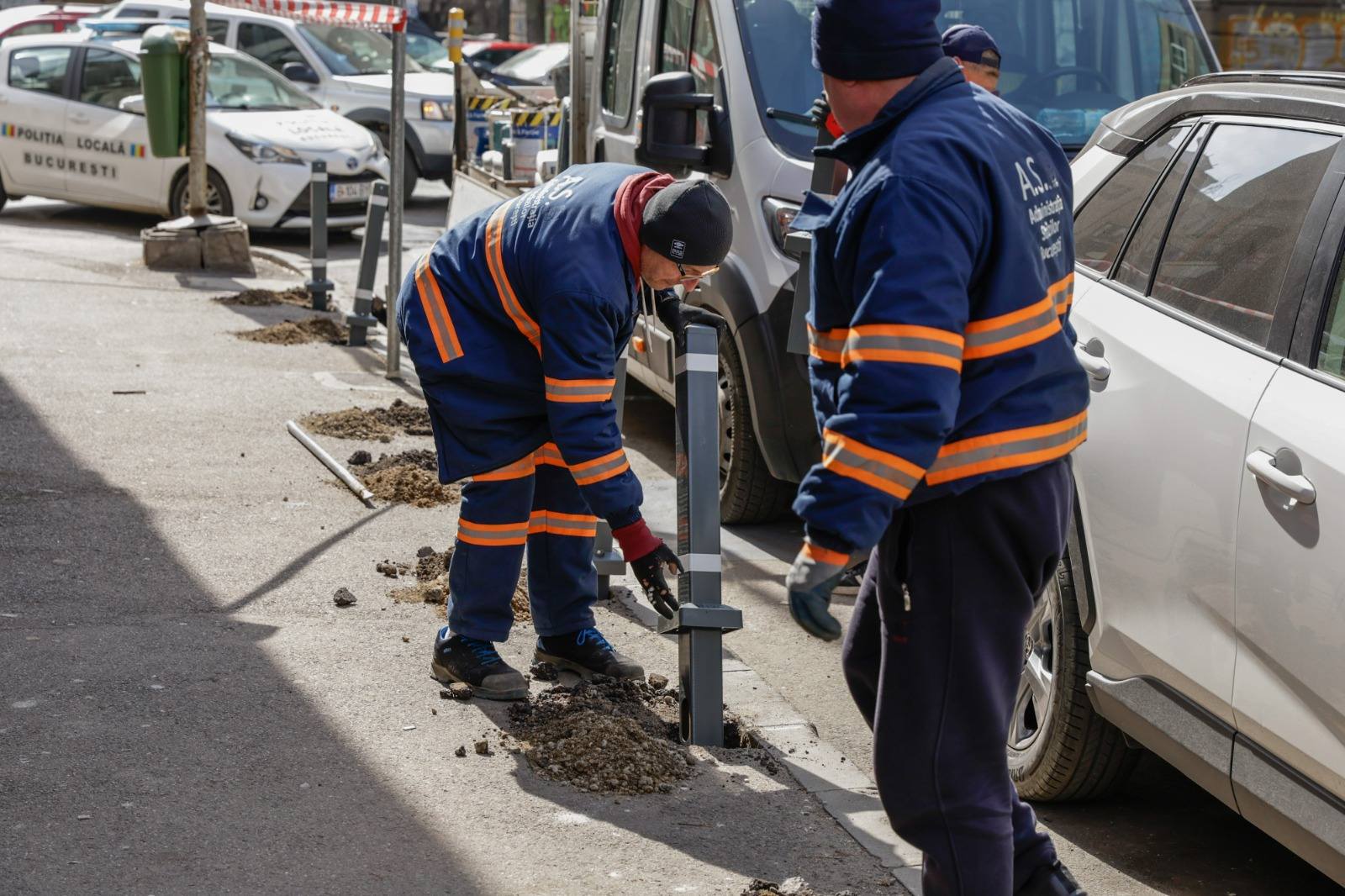 Primăria Capitalei intensifică măsurile de siguranță în centrul Bucureștiului: stâlpișori nou generație pentru protecția pietonilor După mai mulți ani în care trotuarele din zona emblematică a Sălii Palatului au fost martorii unor incidente din cauza accesului neautorizat al mașinilor, administrația locală pare să fi luat în sfârșit măsuri concrete pentru remedierea situației