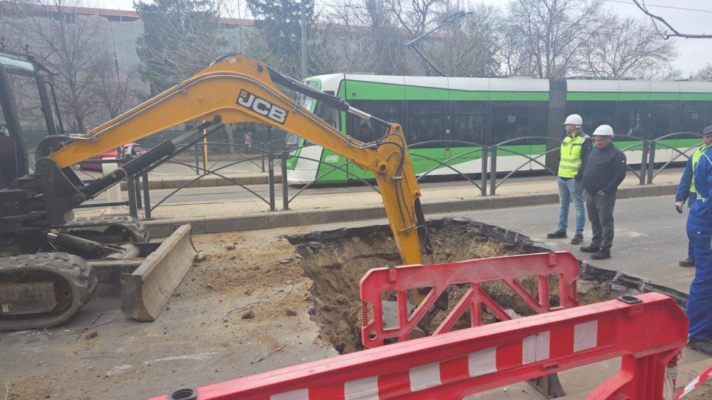 Seismul de pe șoseaua Mihai Bravu a lăsat urme vizibile și probleme majore în infrastructura subterană, după ce sambătă asfaltul s-a surpat, afectând grav sistemele de încălzire în zonă