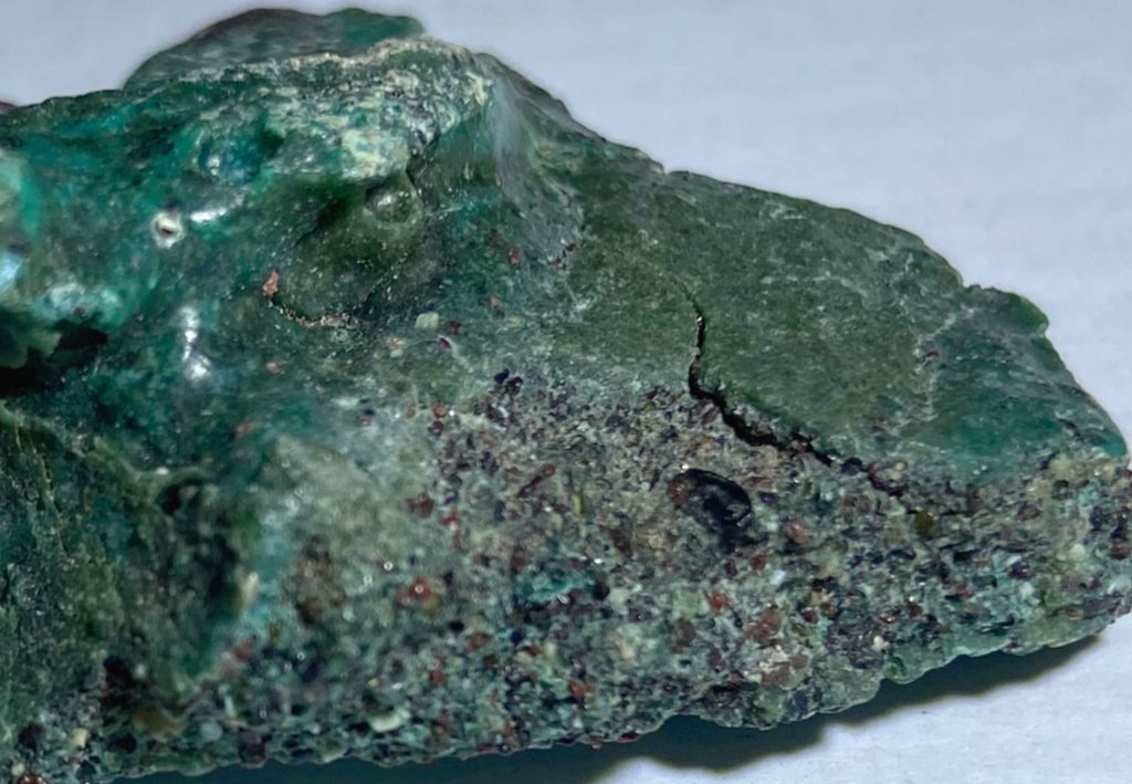 Insula vulcanică Trindade, situată la peste o mie de kilometri de coasta braziliană a statului Espírito Santo, aduce în prim-plan o problemă de mediu extrem de gravă care riscă să afecteze ecosistemele marine pentru generații întregi