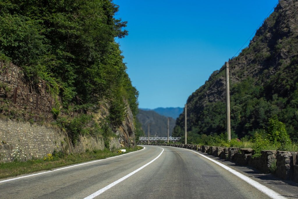 Circulația pe Valea Oltului va fi afectată semnificativ în următoarele luni, în urma unor lucrări de consolidare a versanților care vizează siguranța rutieră și protecția mediului