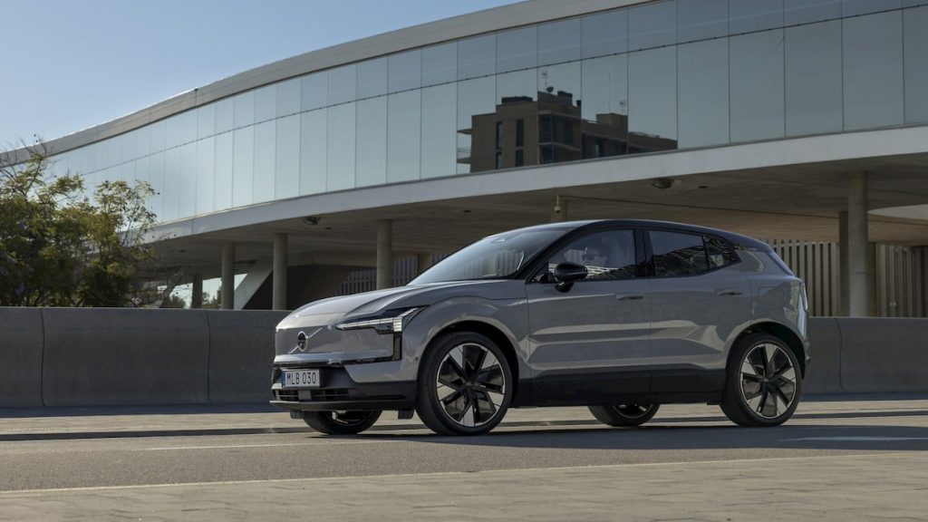 Volvo a anunțat recent o rechemare a modelului electric EX30, din cauza unui potențial risc de supraîncălzire a bateriilor, o problemă care ridică semne de întrebare privind siguranța și fiabilitatea vehiculelor electrice în 2026