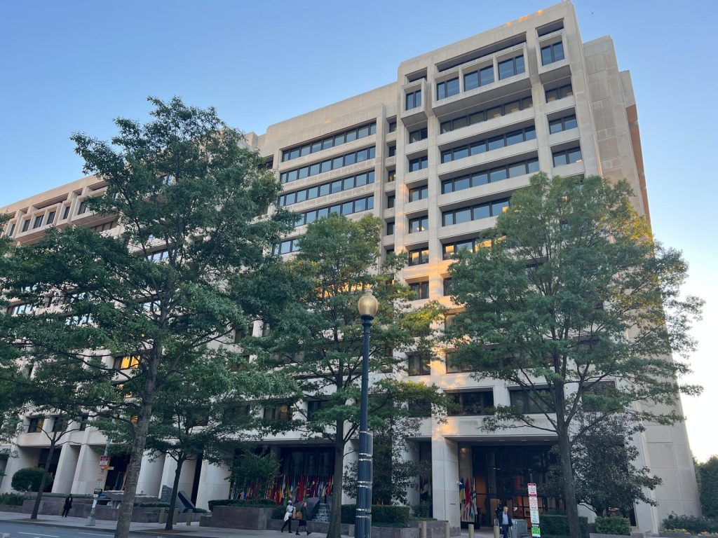 Prelungirea conflictului în Iran și creșterea globală a prețurilor la energie: o amenințare pentru stabilitatea economică mondială Tensiunile din Iran și perturbările continuue din sectorul energetic par să ridice pentru o perioadă indecisă riscul unui blocaj economic mondial