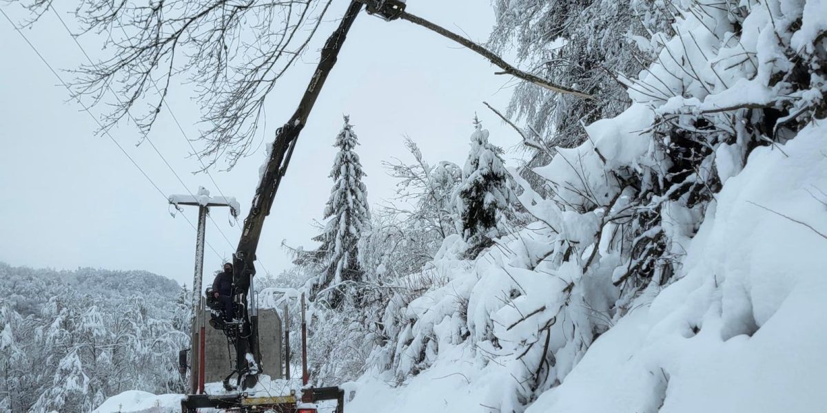 Ninsoare și viscol în sud-vestul țării; traficul în zona Horezu restricționat