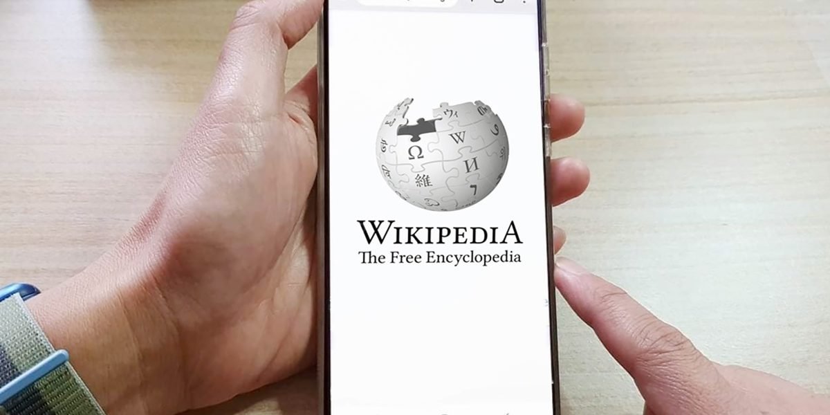 Wikipedia interzice utilizarea AI pentru textele originale, cu două excepții