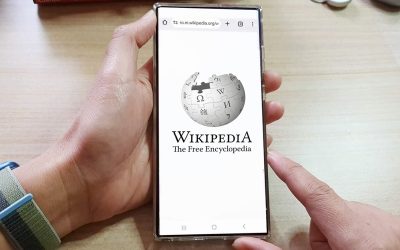 Wikipedia interzice utilizarea AI pentru generarea și rescrierea conținutului, reafirmând rolul esențial al editorilor umani în menținerea calității și fiabilității encinclopediei