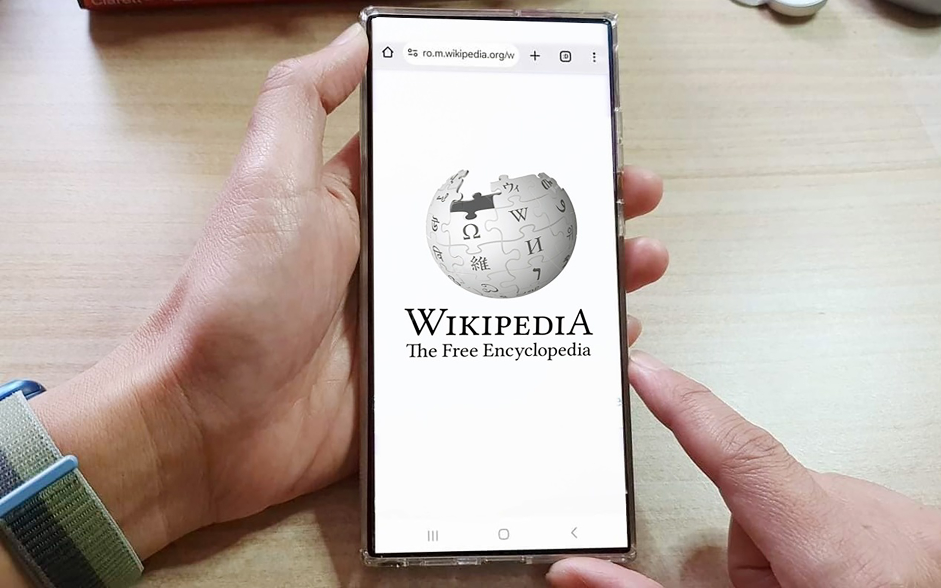 Wikipedia interzice utilizarea AI pentru generarea și rescrierea conținutului, reafirmând rolul esențial al editorilor umani în menținerea calității și fiabilității encinclopediei
