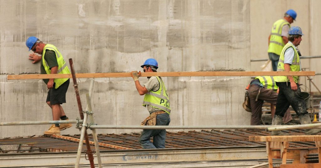 Numărul locurilor de muncă din economia americană a înregistrat o scădere surprinzătoare în luna aprilie, ceea ce a readus în prim-plan temerile cu privire la stabilitatea pieței forței de muncă din Statele Unite