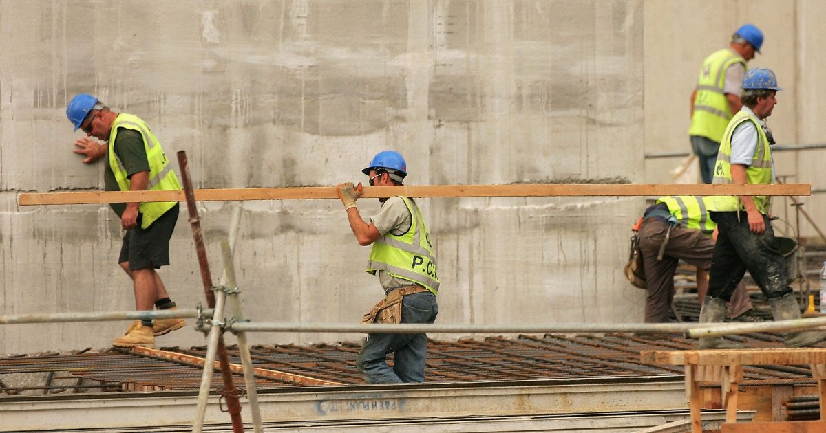 Numărul locurilor de muncă din economia americană a înregistrat o scădere surprinzătoare în luna aprilie, ceea ce a readus în prim-plan temerile cu privire la stabilitatea pieței forței de muncă din Statele Unite