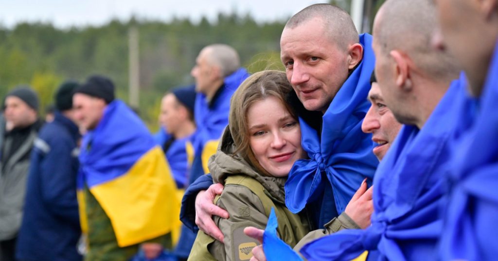 Un nou pas spre apropierea dintre Ucraina și Rusia s-a înregistrat vineri, odată cu un schimb de prizonieri de război de amploare, care a adus acasă 600 de deținuți în total