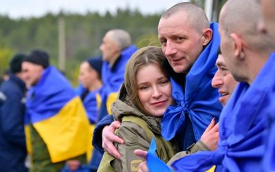 Un nou pas spre apropierea dintre Ucraina și Rusia s-a înregistrat vineri, odată cu un schimb de prizonieri de război de amploare, care a adus acasă 600 de deținuți în total