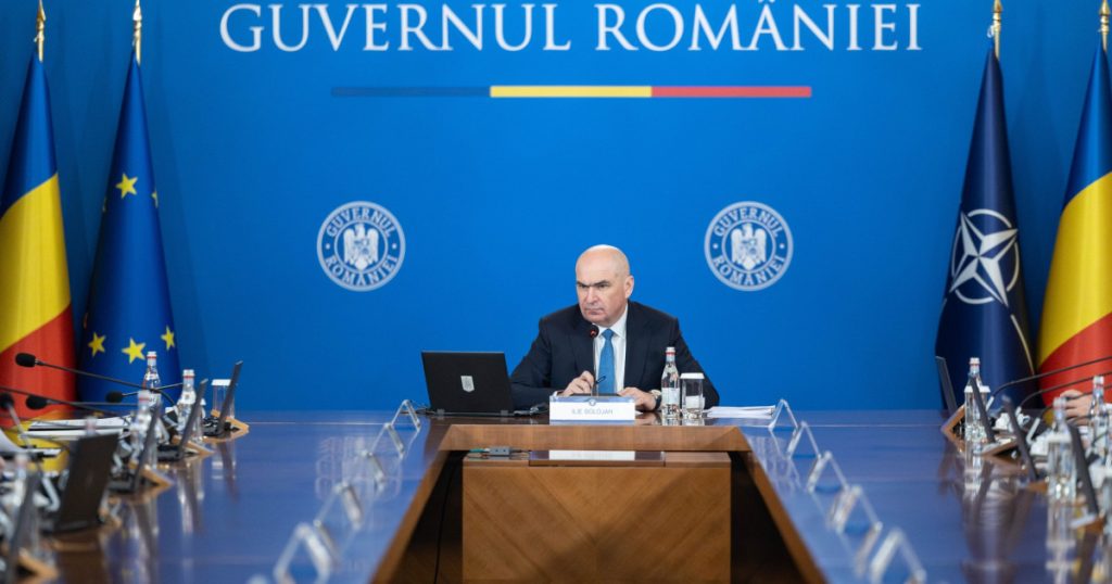 Guvernul a adoptat, joi seară, bugetul de stat pentru anul 2026, în cadrul unei ședințe care a fost convocată aproape de miezul nopții, după mai multe amânări succesive cauzate de situația politică complicată și de prezența președintelui ucrainean Volodimir Zelenski în vizită oficială în România