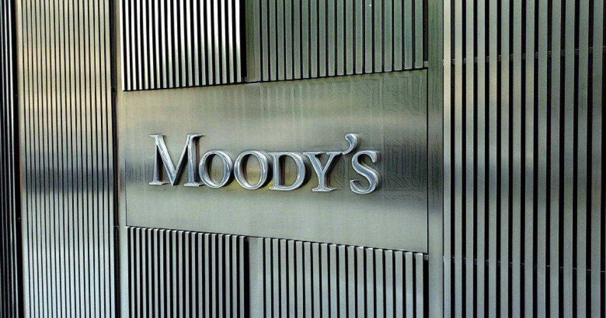 Moody’s menține perspectivă negativă pentru ratingul României, semn că stabilitatea economică a țării rămâne în continuare sub semnul întrebării Dacă până acum România a reușit să își mențină ratingul de credit la nivelul Baa3, cu perspectivă întunecată, ultimele analize ale agenției de evaluare financiară Moody’s Ratings nu aduc vești liniștitoare
