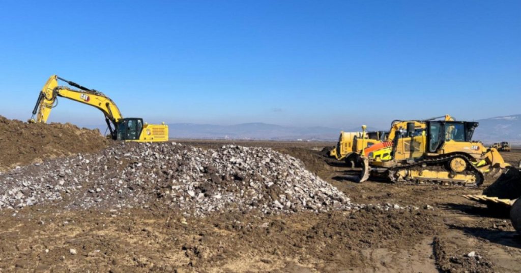 CNIR a avansat cu lucrările pe autostrada Târgu Mureș – Târgu Neamț, punând bazele pentru dezvoltarea infrastructurii rutiere din estul țării Compania Națională de Investiții Rutiere (CNIR), prin intermediul supervizorilor desemnați, a anunțat marți că a făcut primii pași concreți în realizarea Autostrăzii Târgu Mureș – Târgu Neamț