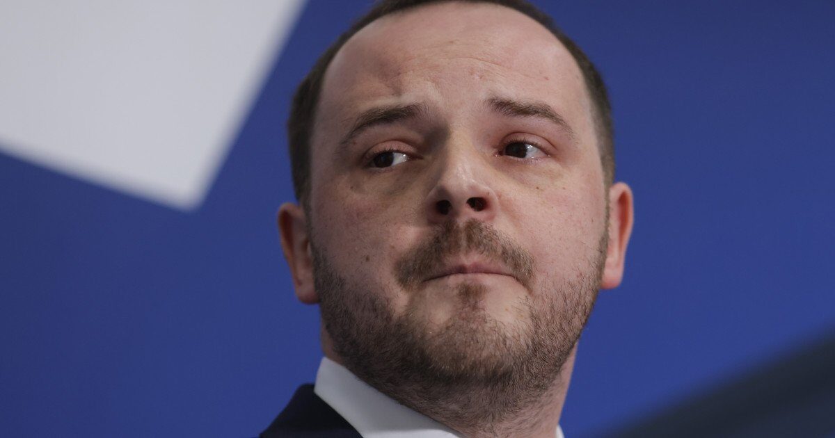 Tiberiu Paul Neagu, fostul șef al Centrului pentru Arși de la Spitalul Floreasca din București, a decis să acționeze în instanță Ministerul Sănătății după ce a fost demis în urma scandalului care a zguduit sistemul sanitar românesc vara trecută
