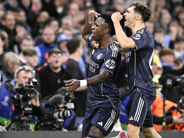 Vinicius Jr. a fost protagonistul unui moment memorabil în meciul din Champions League dintre Real Madrid și Manchester City, o partidă plină de tensiune și emoție, încheiată cu victoria oaspeților spanioli, scor 2-1. La finalul unei partide spectaculoase, brazilianul a refuzat să bată penalty-ul decisiv, oferindu-ne un exemplu rar de dezinteres pentru gloria personală, în fața unei situații cu impact major asupra echipei sale