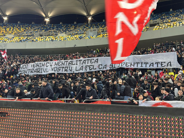 Galeriile din tribunele stadionului Dinamo devin scena unui conflict acid între suporteri și oficiali, după ce bannerele au fost afișate cu mesaje dure împotriva conducerii clubului și a arbitrilor