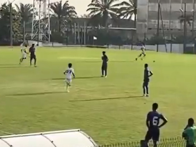 Un meci de fotbal dintr-un campionat regional s-a transformat rapid într-o scenă rar întâlnită în fotbalul românesc, după ce jucătorii celor două echipe au refuzat să mai continue partida în semn de protest față de arbitraj