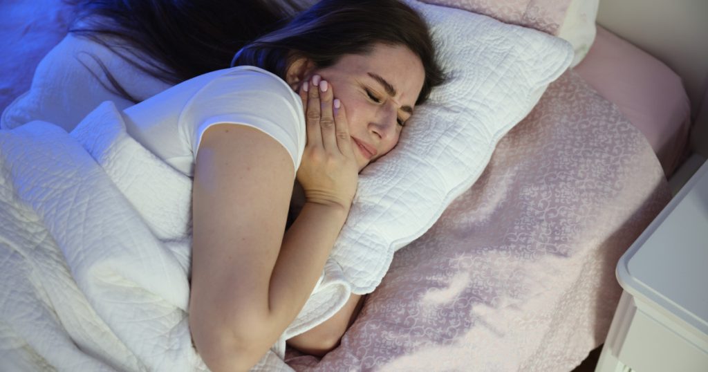 Obicei nocturn care afectează dantura și cauzează dureri de cap, avertizează medicii