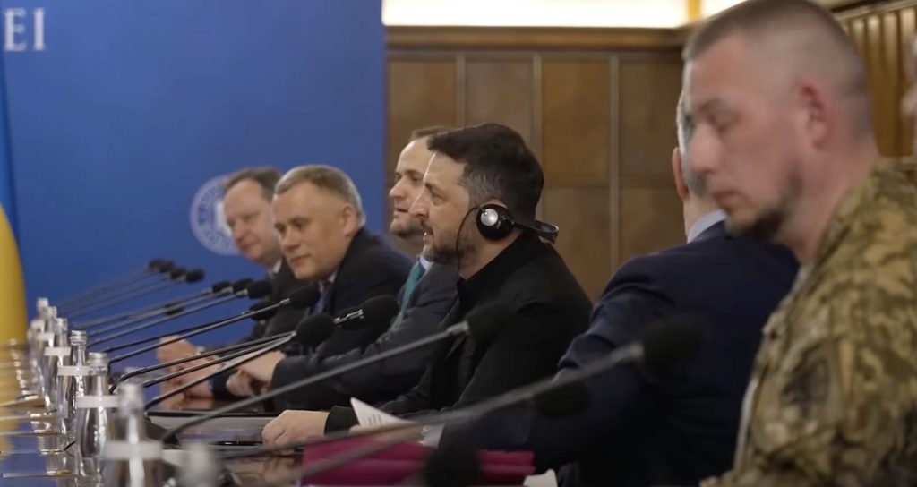 Liderul ucrainean Volodymyr Zelenski a continuat vizita oficială în România, unde, după întâlnirile cu președintele Klaus Iohannis și cu premierul Nicolae Ciucă, a întreprins o vizită de solidaritate și antrenament la Baza 86 Aeriană „Locotenent aviator Gheorghe Mociorniță” de la Borcea, în județul Călărași