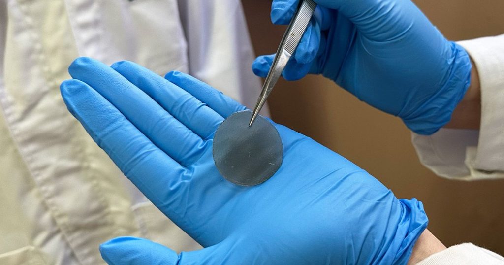 O echipă de cercetători din Australia a dat un nou avânt în domeniul terapiei integrative prin dezvoltarea unui pansament „inteligent”, capabil să monitorizeze și să trateze leziunile în timp real