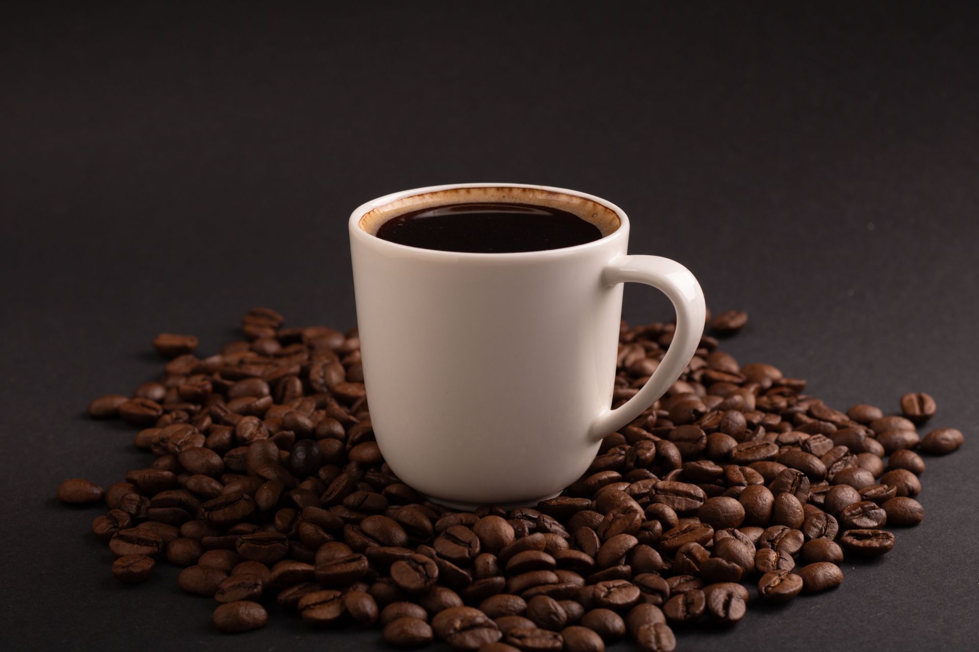 Originea cafelei: de la legendă etiopiană la un fenomen global Cafelele sălbatice din genul Coffea, considerate originare din regiunea Kefa (sau Kaffa) din Etiopia, ascund o poveste care s-a răspândit în timp, devenind un simbol al socializării, al energiei și al rafinamentului în întreaga lume