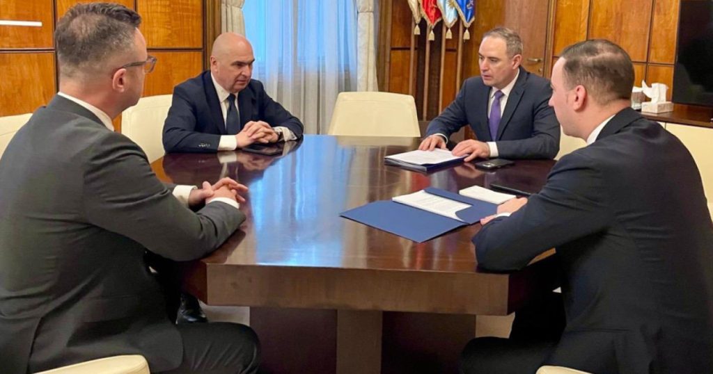 Criza prețurilor la carburanți în România: Dialoguri între guvern și actorii economici pentru soluții durabile Situația tensionată din piața carburanților a fost tema unei întâlniri de urgență între oficiali guvernamentali și reprezentanți ai industriei