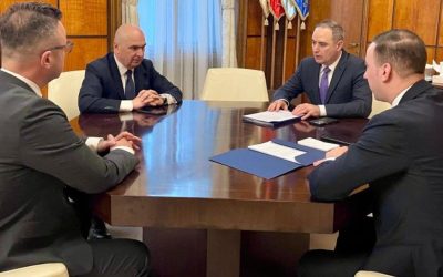 Criza prețurilor la carburanți în România: Dialoguri între guvern și actorii economici pentru soluții durabile Situația tensionată din piața carburanților a fost tema unei întâlniri de urgență între oficiali guvernamentali și reprezentanți ai industriei